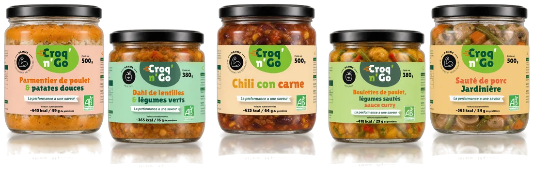 Les cinq recettes Croq'n'Go alignées en bocaux de verre : parmentier de poulet, dahl de lentilles, chili con carne, boulettes de poulet et sauté de porc