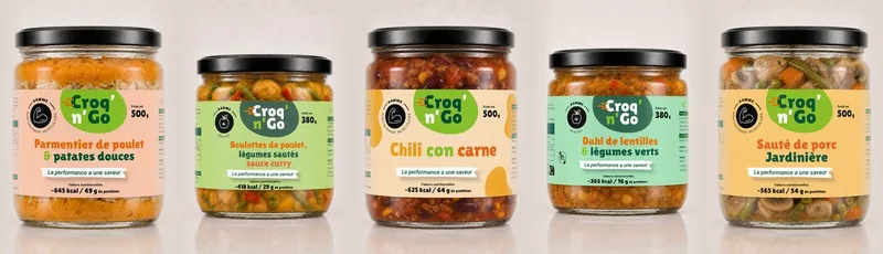 Les cinq bocaux Croq’n’Go côte à côte : parmentier de poulet et patates douces, boulettes de poulet au curry, chili con carne, dahl de lentilles, sauté de porc jardinière.
